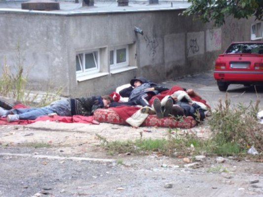 Trei oameni ai străzii au FĂCUT PRĂPĂD la Constanța: AU BĂTUT OAMENII și le-au FURAT din case!